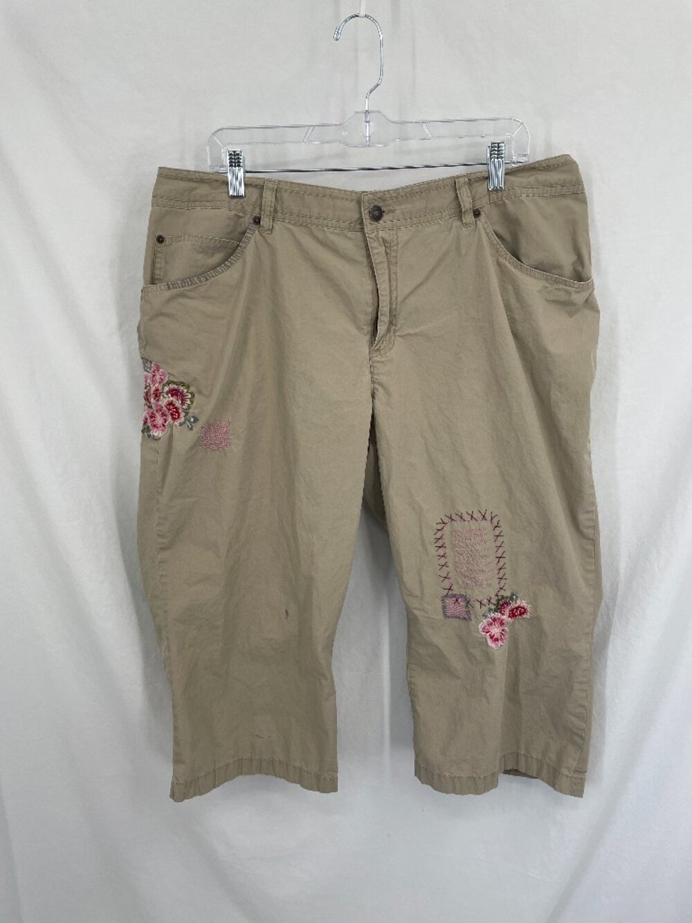 Silhouettes Y2K beige embroidered capri pants with patches